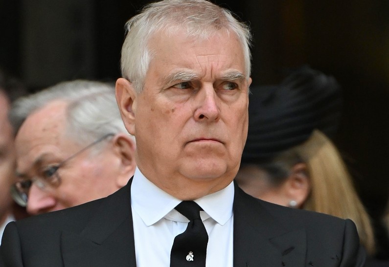 Принц Эндрю неожиданно покинул Великобританию после выселения из особняка