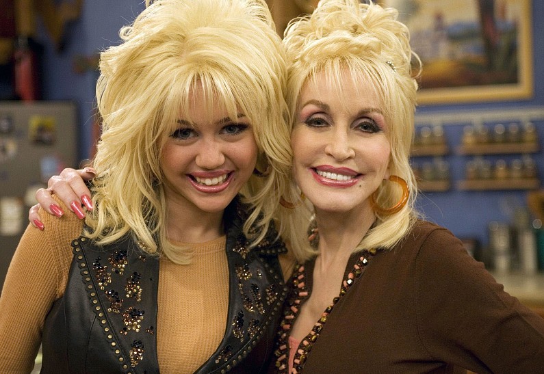 Майли Сайрус тяжело переживает смерть своей крестной матери Долли Партон