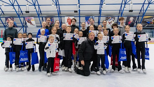 Евгений Плющенко и Яна Рудковская провели Благотворительный день в Академии «Ангелы Плющенко»