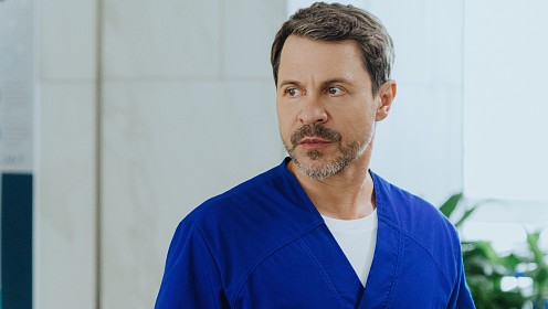 Павел Деревянко, Константин Белошапка и Андрей Федорцов в комедийном сериале «Клятва Гиппократа»