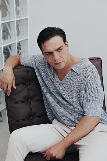 На Василии: джемпер Time to Cashmere; брюки Mango