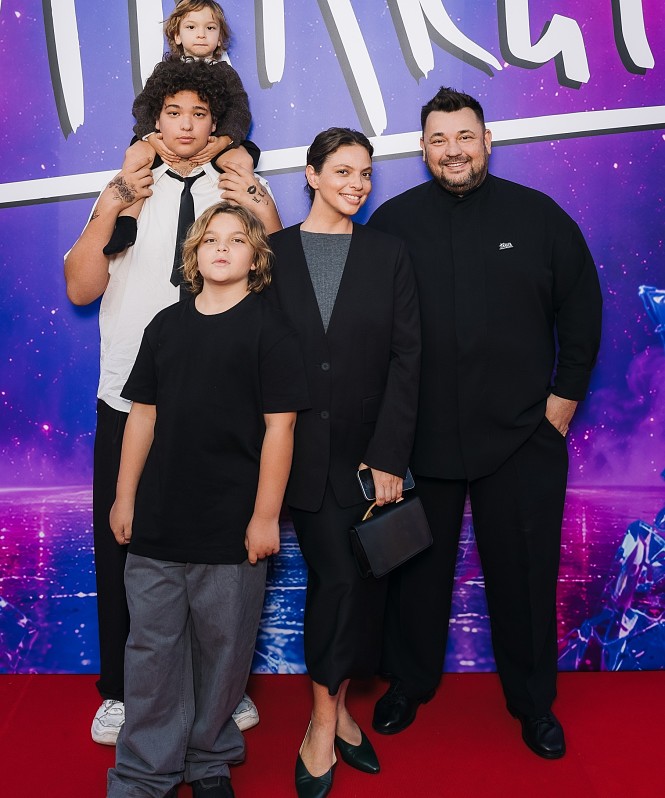 Сергей Жуков и Регина Бурд, Юлия Барановская, Анастасия Стоцкая на премьере мюзикла «Плакса»