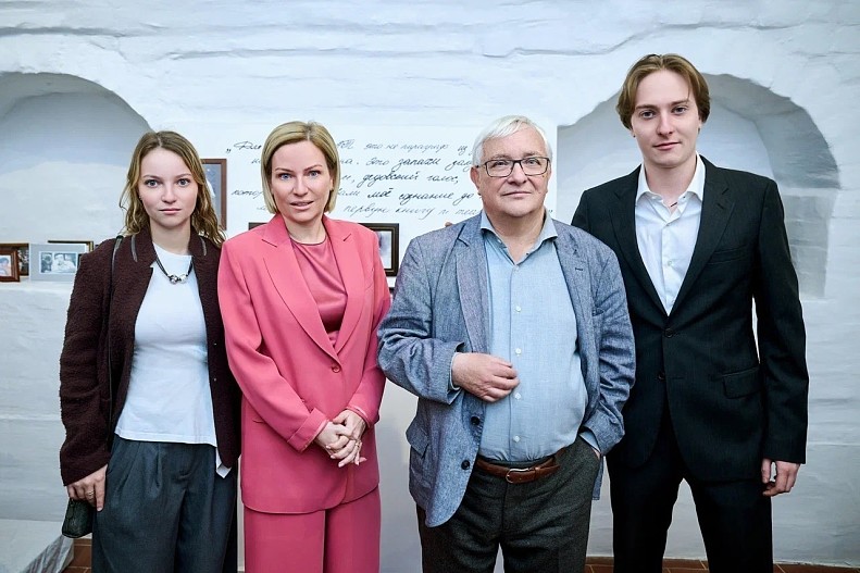 Ольга Любимова с детьми Варварой и Никитой и Борис Любимов