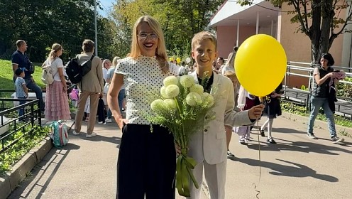 Солнечный старт: Юлия Беретта проводила сына в четвертый класс