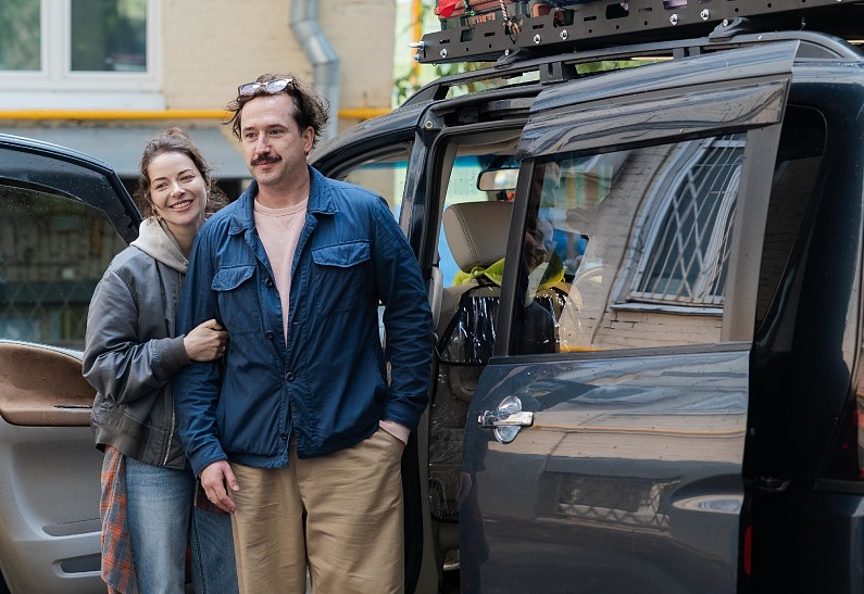 Марина Александрова и Егор Корешков на съемках комедийного сериала «Большая семейка»