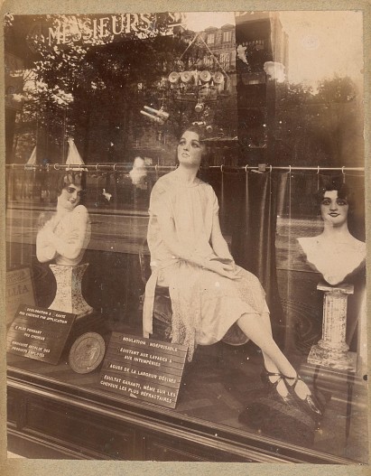 Атже Э. Витрина парикмахерской на Авеню де л`Обсерватуар в Париже. 1926
