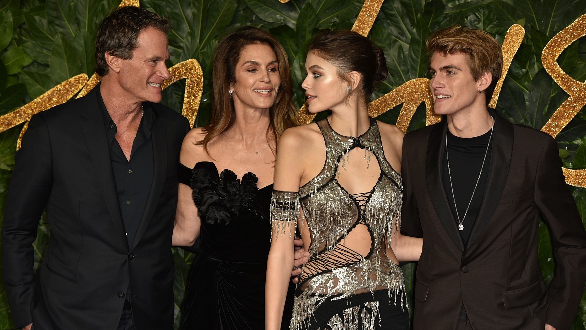 Синди Кроуфорд и ее муж годами нанимали наставников, пытаясь вылечить сына от зависимости