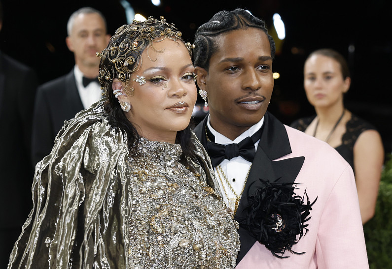 Дочь Рианны и A$AP Rocky во второй раз украсила обложку журнала перед своим первым днем ​​рождения