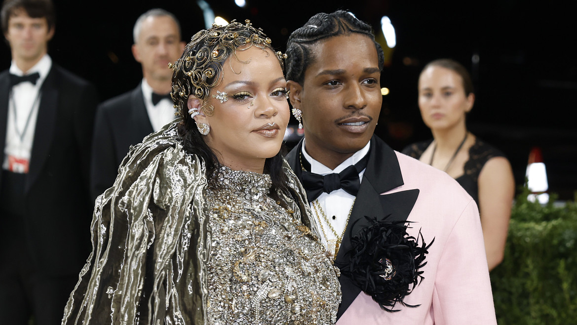 Дочь Рианны и A$AP Rocky во второй раз украсила обложку журнала перед своим первым днем ​​рождения